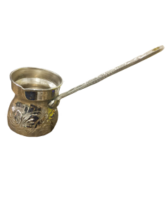 Cezve en cuivre artisanal tunisien pour préparer un café oriental authentique.